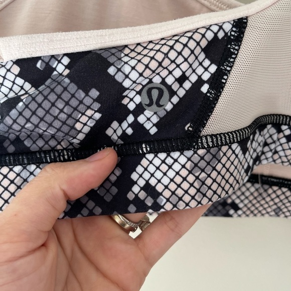 Lululemon Snake Print Bra Women’s Size 8 - Picture 5 of 6